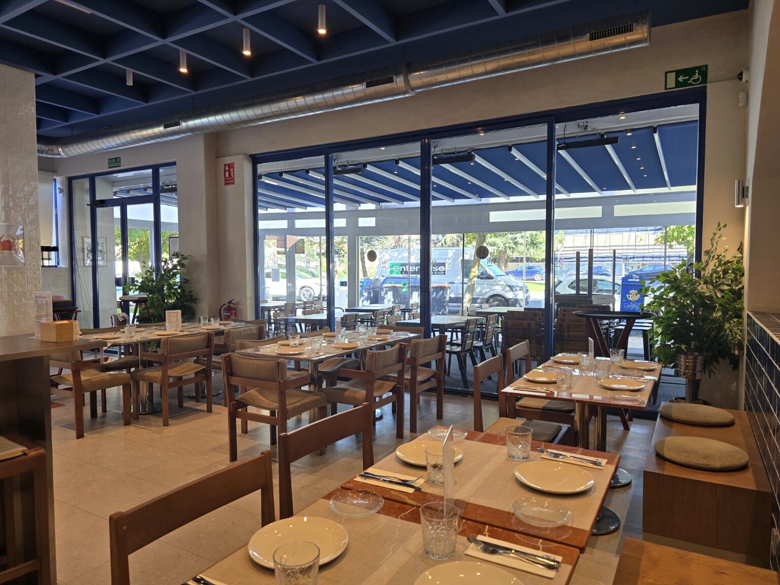 Ventanales acristalados de un restaurante en Madrid vistos desde el comedor